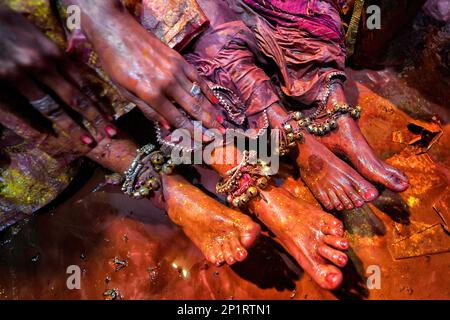 Vrindavan, India. 03rd Mar, 2023. Le gambe colorate dei Transgender sono viste sul terreno del Tempio di Radha ballav dopo la celebrazione di Holi. Il Tempio di Radha Ballav è uno dei templi più propizi per gli indù, dove Lord Krishna viene adorato soprattutto durante il Festival Holi. Credit: SOPA Images Limited/Alamy Live News Foto Stock