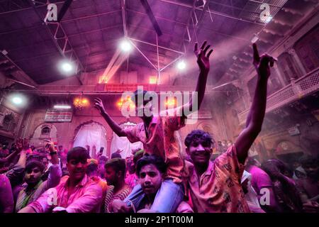 Vrindavan, India. 03rd Mar, 2023. I devoti indù celebrano Holi al tempio Radha Ballav con polveri colorate (Gulal). Il Tempio di Radha Ballav è uno dei templi più propizi per gli indù, dove Lord Krishna viene adorato soprattutto durante il Festival Holi. (Foto di Avishek Das/SOPA Images/Sipa USA) Credit: Sipa USA/Alamy Live News Foto Stock