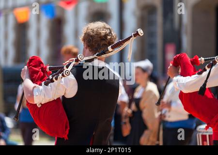 Due musicisti bretoni in costume tradizionale suonano cornamusa. Foto Stock