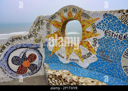 Il Parco dell'Amore, mosaici in stile Gaudi, Miraflores, Lima, Perù Foto Stock