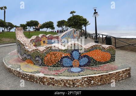 Il Parco dell'Amore, mosaici in stile Gaudi, Miraflores, Lima, Perù Foto Stock