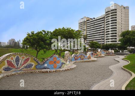 Il Parco dell'Amore, mosaici in stile Gaudi, Miraflores, Lima, Perù Foto Stock