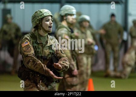 Cadet Karsen Flom, University of California at Santa Barbara (UCSB), fa il tifo per i suoi compagni di squadra durante la sfida ROTC Ranger dell'esercito di brigata del 8th, Joint base Lewis-McChord, Washington, 28 gennaio 2023. Flom guidò la squadra al suo primo livello di brigata dopo una vittoria al primo posto al South Task Force Ranger Challenge. | Foto di Kyle Crawford, Stati Uniti Comando del cadetto dell'esercito Affari pubblici Foto Stock