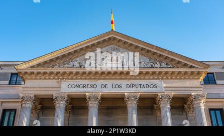 Davanti al Congresso dei deputati con la bandiera spagnola nella città di Madrid. Foto Stock