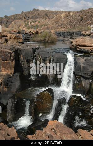 Vista del fiume e della cascata con piscina, fiume Treur, Bourke's Luck Potholes, Blyde River Canyon Nature Reserve, Drakensberg Escarpment Foto Stock