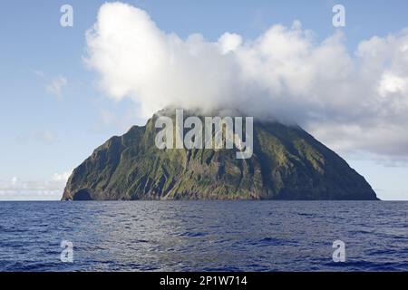 Vista dell'isola vulcanica attiva, Minami Iwo Jima, Isole Iwo, Isole Ogasawara, Giappone Foto Stock