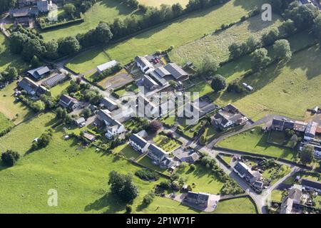 Veduta aerea di un borgo rurale e di edifici agricoli, Ormside, vicino Appleby, Cumbria, Inghilterra, Regno Unito Foto Stock