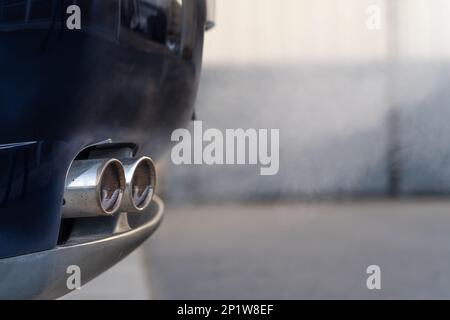 fumo dallo scarico di un'auto con motore a benzina Foto Stock