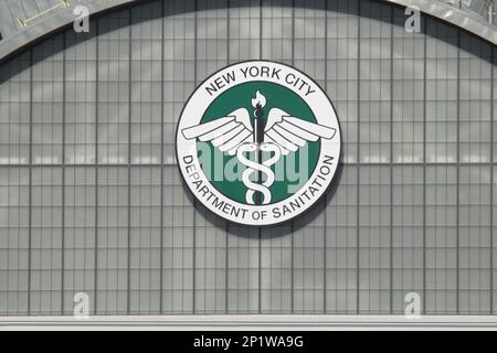 New York, NY - 29 ottobre 2022: Stazione di trasferimento del Dipartimento di igiene di New York City lungo l'East River di Manhattan Foto Stock
