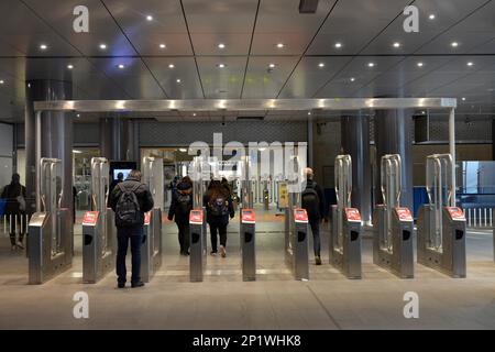Controllo degli accessi, Metro, Amsterdam Centraal, Stationsplein, Amsterdam, Paesi Bassi Foto Stock