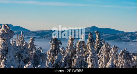 Collina di LysA hora in Moravskoslezske Beskydy montagne da Velka Raca collina in Kysucke Beskydy montagne durante la bella giornata invernale Foto Stock