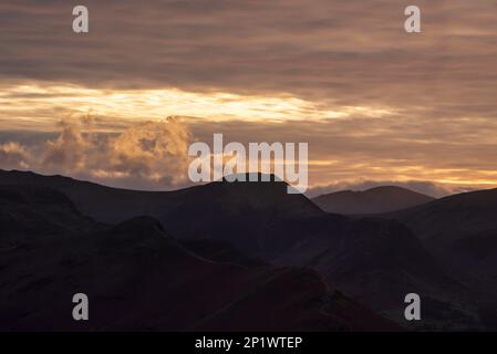 Assolutamente stupefacente immagine di paesaggio di vista attraverso Derwentwater da Latrigg è caduto nel Distretto del lago durante l'inverno bellissimo tramonto colorato Foto Stock