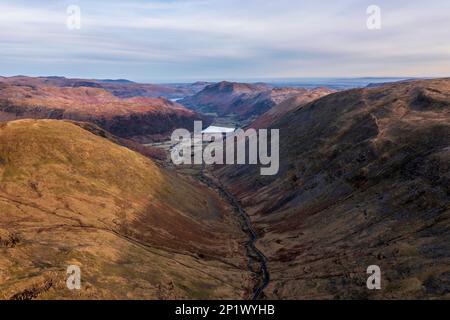 Immagine aerea del paesaggio dei droni dell'alba Vista invernale da Red Screes nel Lake District guardando verso Brothers Water e Ullswater in lontananza Foto Stock