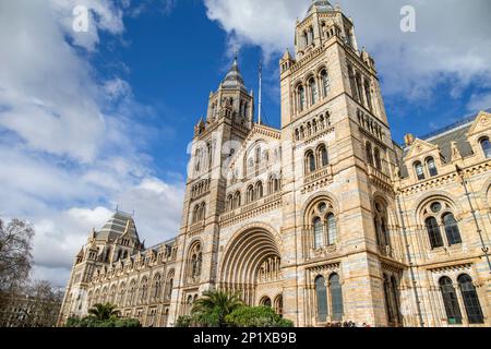 South Kensington, Regno Unito. 27th Feb, 2023. Una vista generale della faade del Museo di Storia Naturale, Cromwell Road, South Kensington, Londra SW7 Lunedi 27th Febbraio 2023. (Foto di Mark Fletcher/MI News/NurPhoto) Credit: NurPhoto SRL/Alamy Live News Foto Stock