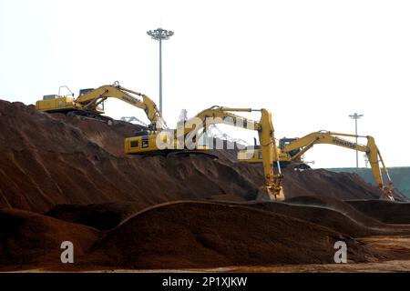 LIANYUNGANG, CINA - 4 MARZO 2023 - il minerale di ferro importato viene scaricato e accatastato nel porto di Lianyungang, nella provincia di Jiangsu della Cina orientale, il 4 marzo 202 Foto Stock