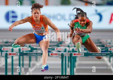 ISTANBUL, TURCHIA - 4 MARZO: Zoe Sedney dei Paesi Bassi in gara nelle 60m Hurdles Women durante il giorno 2 dei Campionati europei di atletica indoor all'Atakoy Athletics Arena il 4 marzo 2023 a Istanbul, Turchia (Foto di Nikola Krstic/BSR Agency) Foto Stock