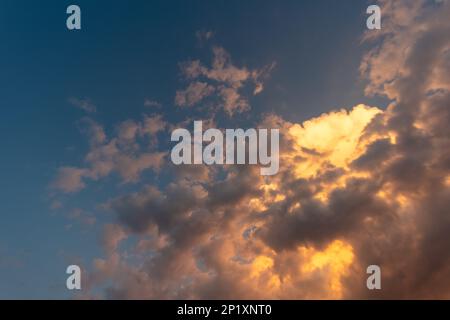 Sfondo perfetto nuvole dorate e luminose illuminate dalla luce del sole. Estate sera cielo luminoso per sovrapporre le tue foto Foto Stock