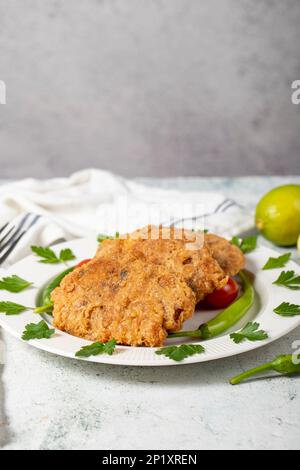 Friggere riso e polpette tritate sul pavimento grigio. Donne turche polpette o kadınbudu kofte. Varietà di antipasti turchi Foto Stock