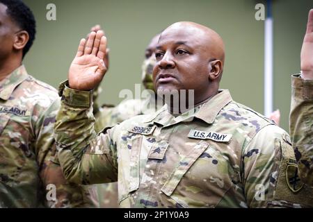 Kevin Spencer si riarruola durante una cerimonia di riarruolamento di massa organizzata dal generale Bob Harter, comandante generale della 81st Readiness Division, alla sede della Divisione Sabato. Un team di consiglieri di carriera di tre battaglioni sotto l'Army Reserve Careers Group ha aiutato ad organizzare questo evento chiamando circa 500 soldati che erano all'interno della loro finestra di riascolto. Più di 20 soldati che rappresentano più di 10 unità hanno partecipato a questa cerimonia. Il generale Harter ha preso il tempo di parlare con tutti i membri della famiglia che sono venuto per sostenere il loro Soldato. Dopo la cerimonia, Harter ha parlato con il Foto Stock