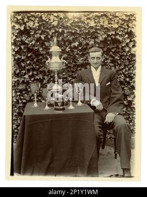 Originale vittoriano fotografia di gand, su un tavolo è esposto un grande vaso sfida Worcester, / trofeo regata per il canottaggio, e altre tazze, possibilmente membro di un coxed quattro equipaggio. Area di Worcester, Regno Unito circa 1897-1899 Foto Stock