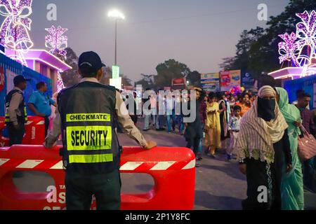 Jamshedpur, Jharkhand, India. 3rd Mar, 2023. La folla pubblica al parco Jubilee porta Sakchi il giorno 184th Fondatore. Cittadini in attesa dell'apertura dell'ingresso principale del parco giubilare per entrare nel parco. L'evento principale celebra ogni anno a Jamshedpur il 3 marzo per rendere omaggio alla visione del fondatore di un futuro industriale con il benessere della comunità al suo centro. (Credit Image: © Rohit Shaw/Pacific Press via ZUMA Press Wire) SOLO PER USO EDITORIALE! Non per USO commerciale! Foto Stock