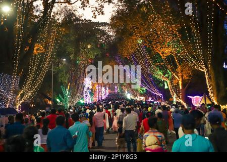 Jamshedpur, Jharkhand, India. 3rd Mar, 2023. La folla pubblica al parco Jubilee porta Sakchi il giorno 184th Fondatore. Cittadini in attesa dell'apertura dell'ingresso principale del parco giubilare per entrare nel parco. L'evento principale celebra ogni anno a Jamshedpur il 3 marzo per rendere omaggio alla visione del fondatore di un futuro industriale con il benessere della comunità al suo centro. (Credit Image: © Rohit Shaw/Pacific Press via ZUMA Press Wire) SOLO PER USO EDITORIALE! Non per USO commerciale! Foto Stock