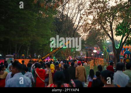 Jamshedpur, Jharkhand, India. 3rd Mar, 2023. La folla pubblica al parco Jubilee porta Sakchi il giorno 184th Fondatore. Cittadini in attesa dell'apertura dell'ingresso principale del parco giubilare per entrare nel parco. L'evento principale celebra ogni anno a Jamshedpur il 3 marzo per rendere omaggio alla visione del fondatore di un futuro industriale con il benessere della comunità al suo centro. (Credit Image: © Rohit Shaw/Pacific Press via ZUMA Press Wire) SOLO PER USO EDITORIALE! Non per USO commerciale! Foto Stock