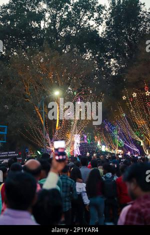 Jamshedpur, Jharkhand, India. 3rd Mar, 2023. La folla pubblica al parco Jubilee porta Sakchi il giorno 184th Fondatore. Cittadini in attesa dell'apertura dell'ingresso principale del parco giubilare per entrare nel parco. L'evento principale celebra ogni anno a Jamshedpur il 3 marzo per rendere omaggio alla visione del fondatore di un futuro industriale con il benessere della comunità al suo centro. (Credit Image: © Rohit Shaw/Pacific Press via ZUMA Press Wire) SOLO PER USO EDITORIALE! Non per USO commerciale! Foto Stock