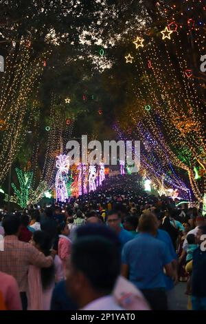 Jamshedpur, Jharkhand, India. 3rd Mar, 2023. La folla pubblica al parco Jubilee porta Sakchi il giorno 184th Fondatore. Cittadini in attesa dell'apertura dell'ingresso principale del parco giubilare per entrare nel parco. L'evento principale celebra ogni anno a Jamshedpur il 3 marzo per rendere omaggio alla visione del fondatore di un futuro industriale con il benessere della comunità al suo centro. (Credit Image: © Rohit Shaw/Pacific Press via ZUMA Press Wire) SOLO PER USO EDITORIALE! Non per USO commerciale! Foto Stock