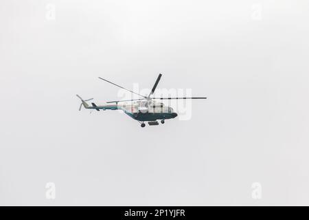 MIL mi-17 elicottero militare russo vola in cielo nuvoloso di giorno Foto Stock