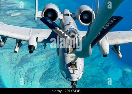 Stati Uniti. 28th Feb, 2023. Un aeromobile Thunderbolt II A-10C assegnato alla 23rd Wing, Moody Air Force base, Georgia, riceve carburante da un KC-135 Stratotanker assegnato alla 6th Air Refuelling Wing Over the Atlantic Ocean, 28 febbraio 2023. Il 50th ARS ha alimentato i Warthogs come sono tornati a casa dalla Lead Wing esercizio operazione Forward Tiger, un Air Forces Southern esercizio. Progettato per aumentare la prontezza di combattimento insieme all'assistenza umanitaria e alle capacità di risposta alle catastrofi, l'esercizio ha permesso agli Airmen di allenarsi con l'aeronautica della Repubblica Dominicana e la forza di difesa della Giamaica per promuovere se Foto Stock