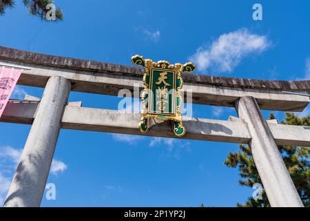 Kyoto, Giappone - Marzo 03 2023 : Santuario di Kitano Tenmangu porta di Torii. Foto Stock