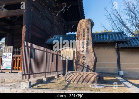 Kyoto, Giappone - Marzo 03 2023 : tavoletta di pietra del Tempio di To-ji. Patrimonio dell'umanità. Foto Stock