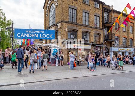 LONDRA, GRAN BRETAGNA - 17 MAGGIO 2014: Questo è l'ingresso al famoso mercato di Camden Lock, situato nelle ex stalle dei trasporti pubblici. Foto Stock