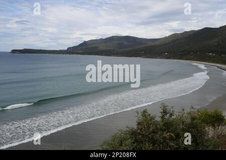Eaglehawk Neck Bay Tasman Peninsula, Tasmania che mostra la spiaggia che si incurva via verso il promontorio e Fossil Island a Doo Town Foto Stock