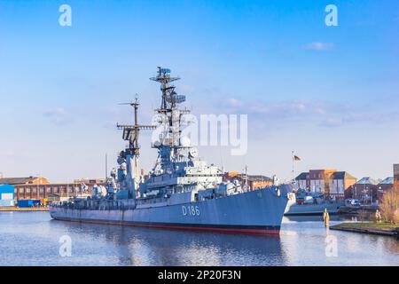 Corazzata storica nel canale EMS-Jade di Wilhelmshaven, Germania Foto Stock