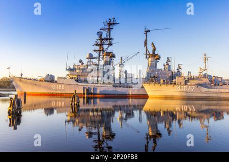 Luce del sole nel tardo pomeriggio sulle navi da guerra del museo marino a Wilhelmshaven, Germania Foto Stock