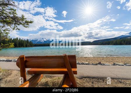 Spiaggia e panchina del lago Annette, il Jasper National Park offre splendidi paesaggi naturali in estate. Paesaggio delle Montagne Rocciose Canadesi, Alberta, Canada. Foto Stock