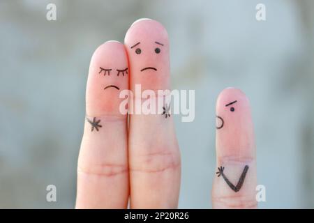 Dita arte di famiglia durante la disputa. Il concetto di un bambino che urla ai suoi genitori. Foto Stock