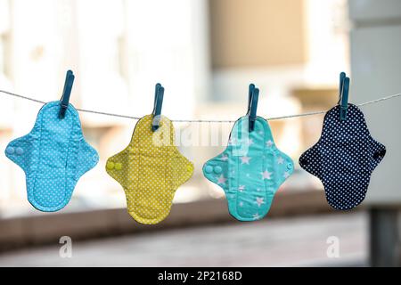 Molti diversi panni mestruali appesi sulla corda all'aperto Foto Stock