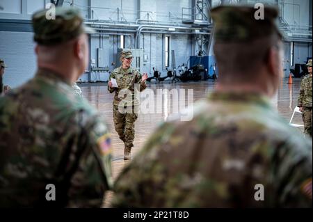 STATI UNITI Emily Hein si rivolge alla formazione dei soldati assegnati alla sede della forza congiunta della Guardia Nazionale del Connecticut durante la cerimonia del cambio di comando al Gov. William A. o'Neil Armory a Hartford, Connecticut, 4 febbraio 2023. Hein prese il comando dell'unità dal maggiore dell'esercito Chris Coutu. Foto Stock