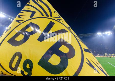 Dortmund, Renania settentrionale-Vestfalia, Germania. 3rd Mar, 2023. Un fan di Borussia Dortmund sventola una bandiera prima della partita di Borussia Dortmund-RasenBallsport Leipzig nel Signal Iduna Park di Dortmund, Germania, il 3 marzo 2023. (Credit Image: © Kai Dambach/ZUMA Press Wire) SOLO PER USO EDITORIALE! Non per USO commerciale! Foto Stock