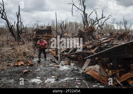 KHARKIV Reg., UCRAINA - 03 marzo 2023: Equipaggiamento militare per rottami metallici. Gli uomini locali smantellano i resti di attrezzature militari russe distrutte e bruciate per rottami metallici Foto Stock