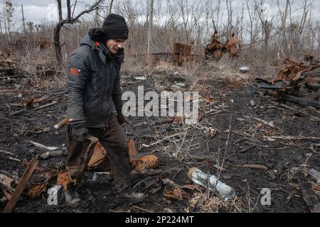 KHARKIV Reg., UCRAINA - 03 marzo 2023: Equipaggiamento militare per rottami metallici. Gli uomini locali smantellano i resti di attrezzature militari russe distrutte e bruciate per rottami metallici Foto Stock