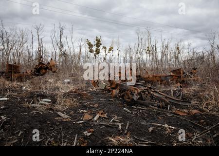 KHARKIV Reg., UCRAINA - 03 marzo 2023: Equipaggiamento militare per rottami metallici. Gli uomini locali smantellano i resti di attrezzature militari russe distrutte e bruciate per rottami metallici Foto Stock