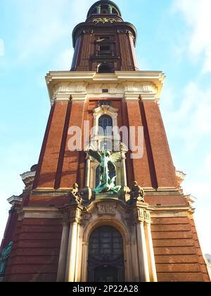 Scultura dell'Arcangelo Michele che combatte Satana a San Chiesa di Michaels ad Amburgo in Germania Foto Stock