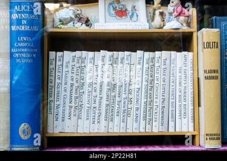 Set di libri di Beatrix Potter in vendita in una libreria. Foto Stock