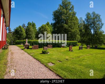 Kirkan, Gunnarskog, Svezia - Luglio 2021: Tombe nei pressi della chiesa di Bogen, nel nord della Svezia, costruita nel 185. Europa Foto Stock