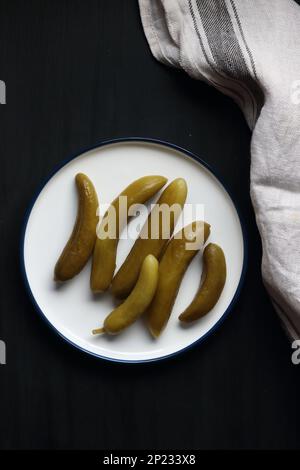 Sottaceti di cetriolo su sfondo nero Foto Stock