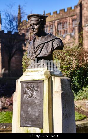 Statua commemorativa di Douglas Morris Harris fuori dalla chiesa di San Pietro nel centro di Wolverhampton Foto Stock